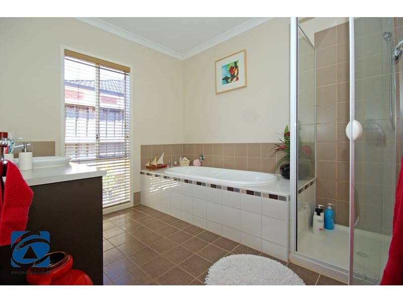 10 Hal Porter Terrace, Lynbrook VIC 3975
