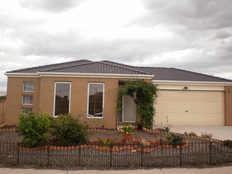 8 Ogle Way, Cranbourne North VIC 3977