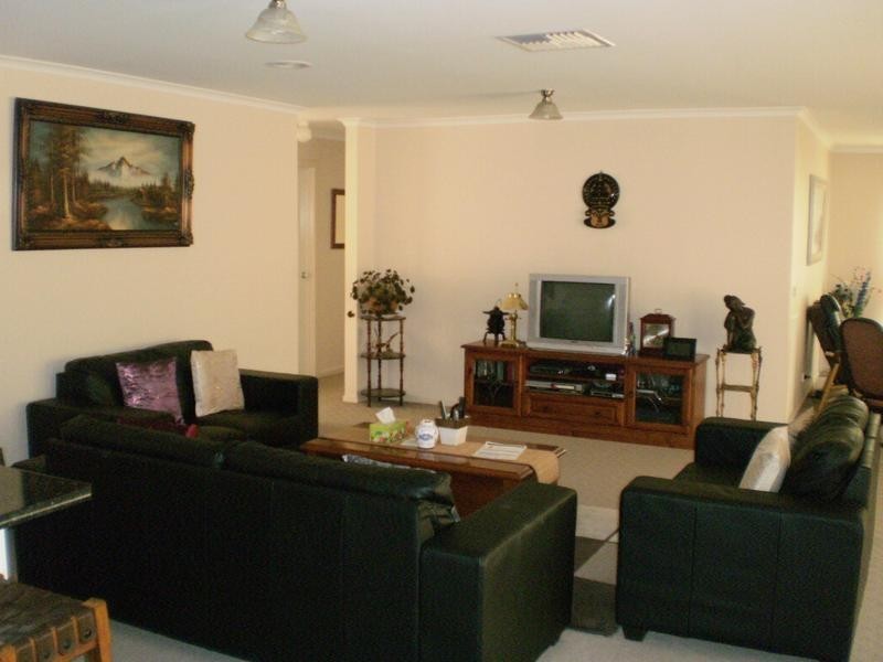 8 Ogle Way, Cranbourne North VIC 3977