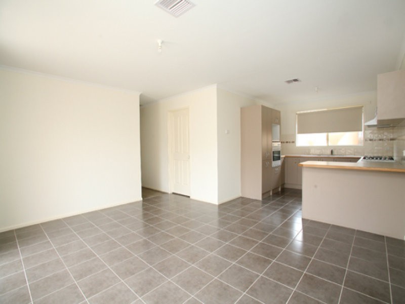 8 Nirringa Drive, Hampton Park VIC 3976