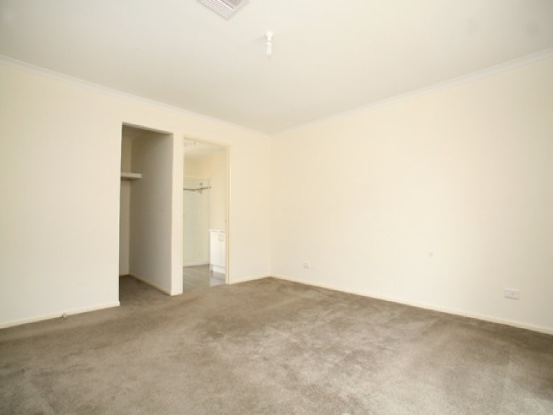 8 Nirringa Drive, Hampton Park VIC 3976