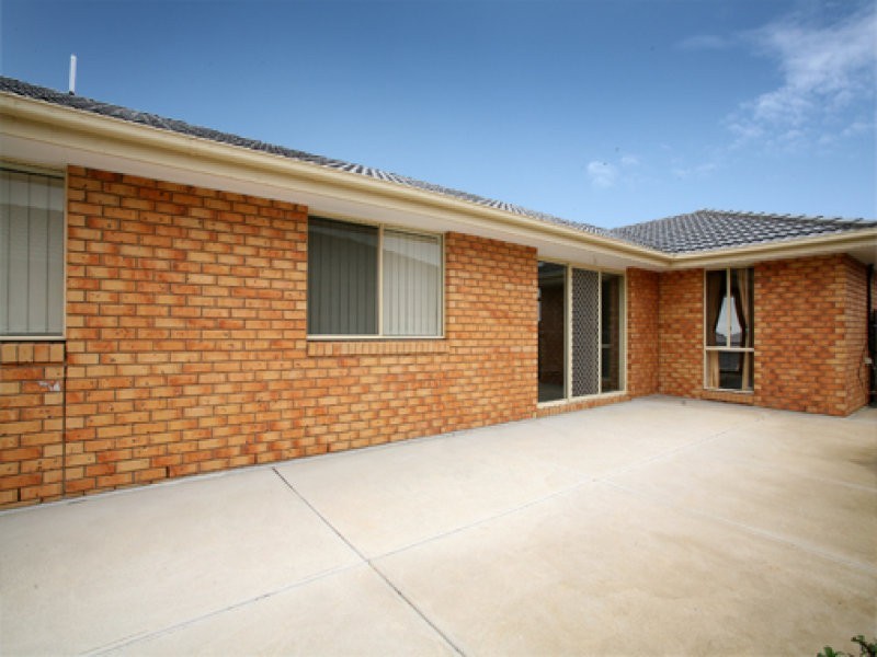 8 Nirringa Drive, Hampton Park VIC 3976