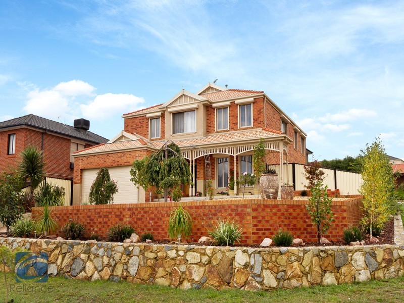 15 St Bernards Crescent, Lynbrook VIC 3975