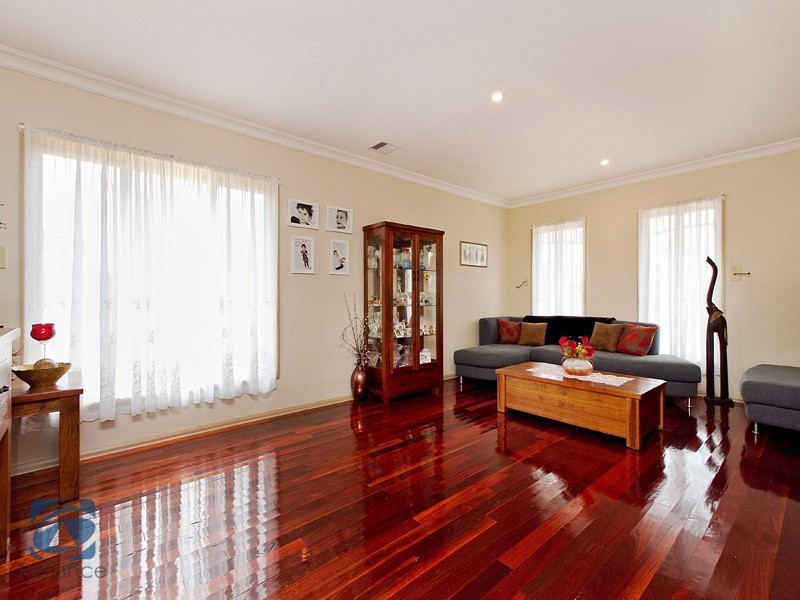 15 St Bernards Crescent, Lynbrook VIC 3975