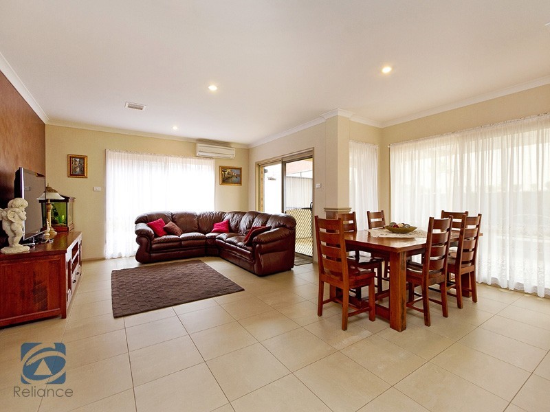 15 St Bernards Crescent, Lynbrook VIC 3975