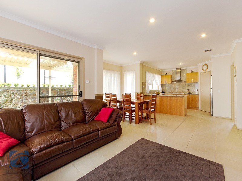 15 St Bernards Crescent, Lynbrook VIC 3975