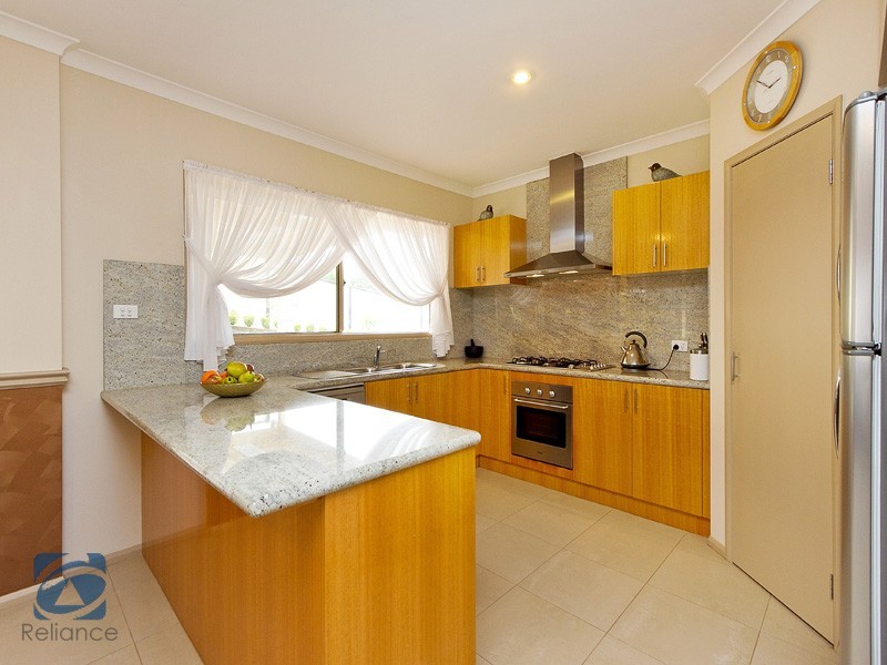 15 St Bernards Crescent, Lynbrook VIC 3975
