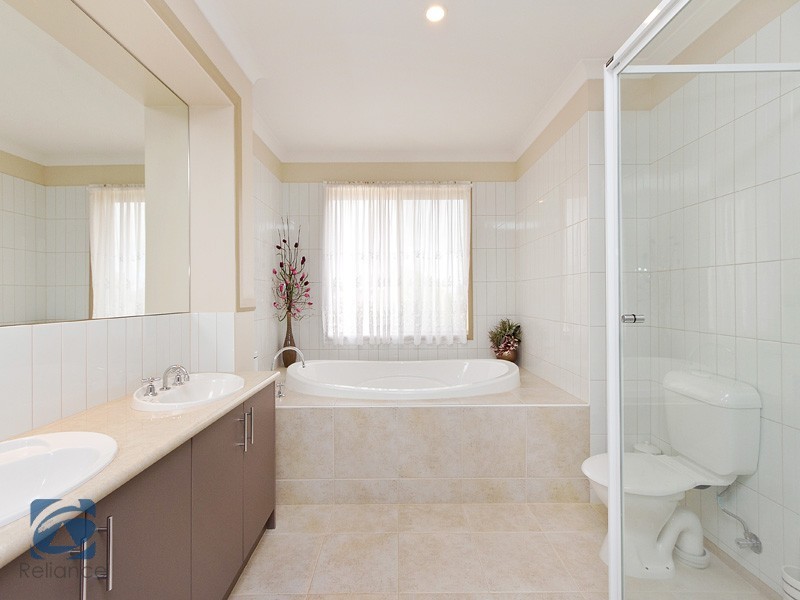 15 St Bernards Crescent, Lynbrook VIC 3975