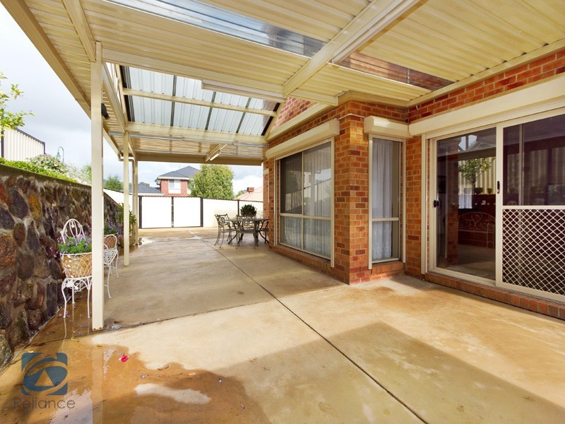 15 St Bernards Crescent, Lynbrook VIC 3975