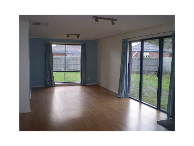 4 May Gibbs Crescent, Lynbrook VIC 3975