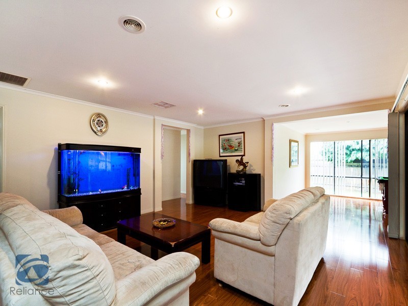 9 Meribel Way, Lynbrook VIC 3975