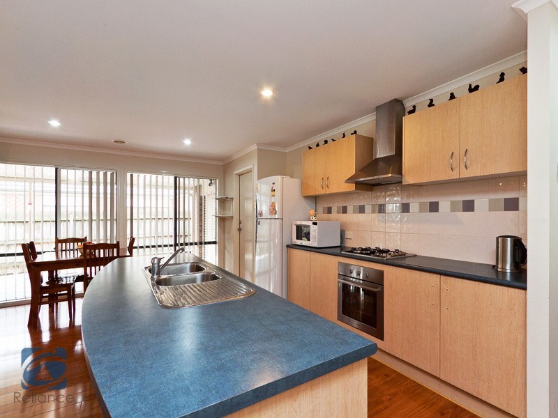 9 Meribel Way, Lynbrook VIC 3975