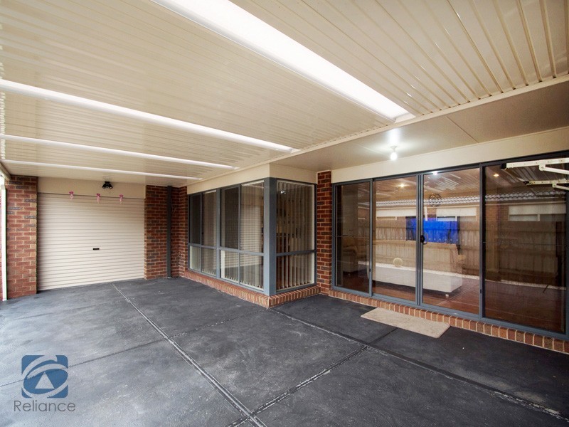9 Meribel Way, Lynbrook VIC 3975