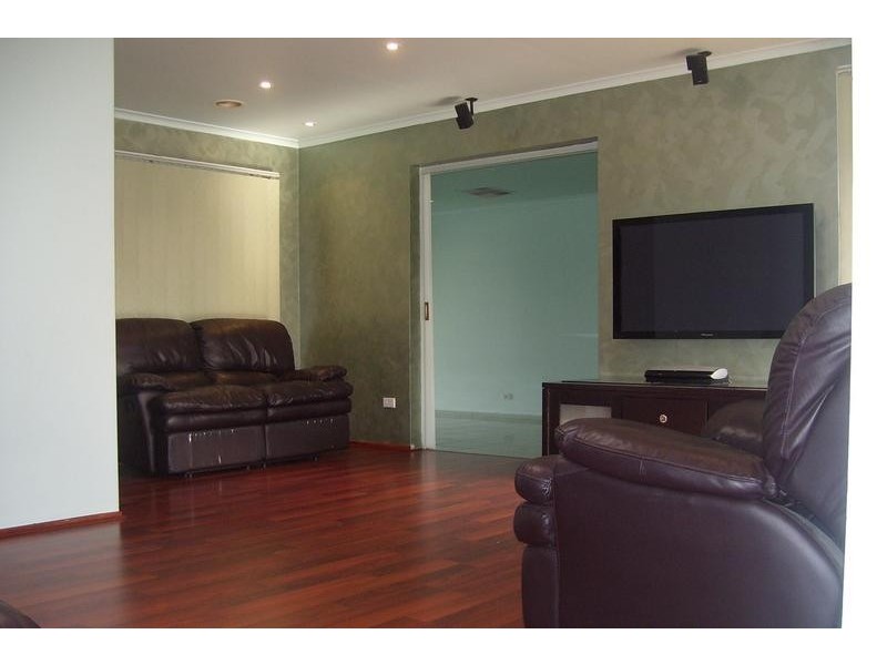 61 Oaktree Drive, Hampton Park VIC 3976