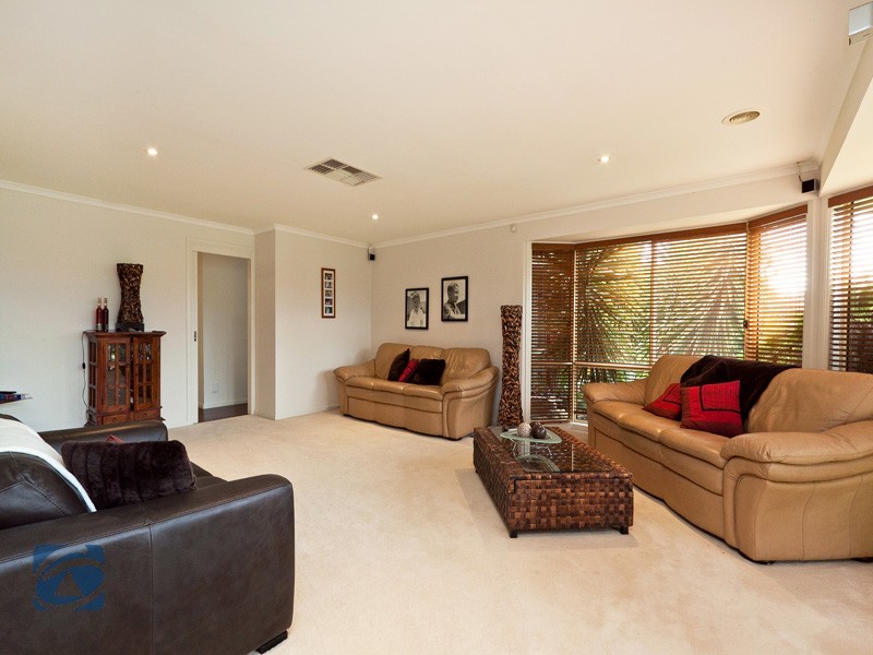10 Ronans Retreat, Lynbrook VIC 3975
