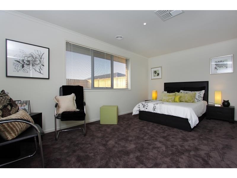 12 Locky Grove, Lyndhurst VIC 3975