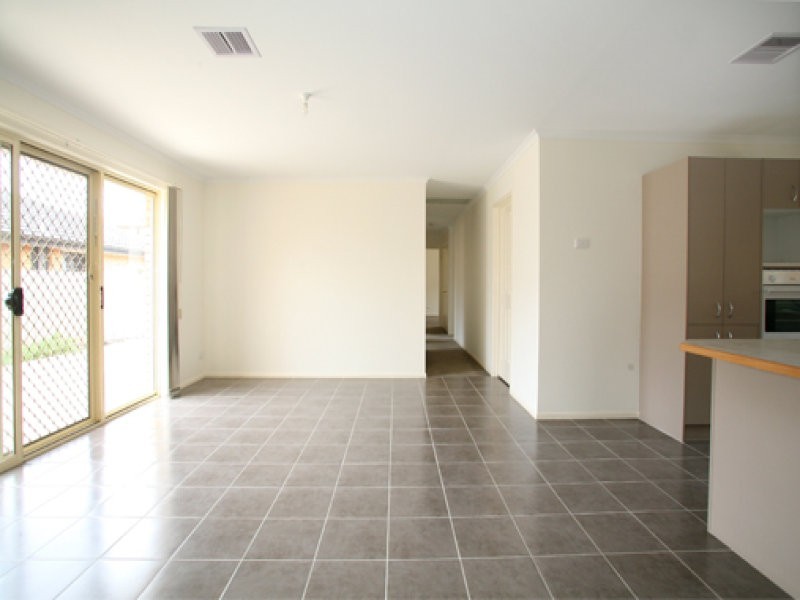 8 Nirringa Drive, Hampton Park VIC 3976