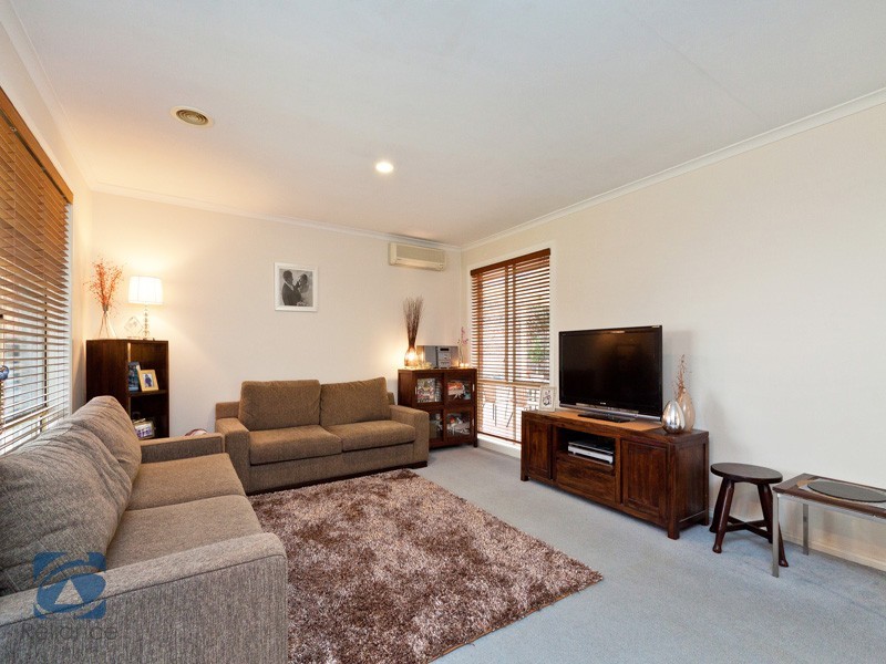 36 Hutchinson Drive, Lynbrook VIC 3975