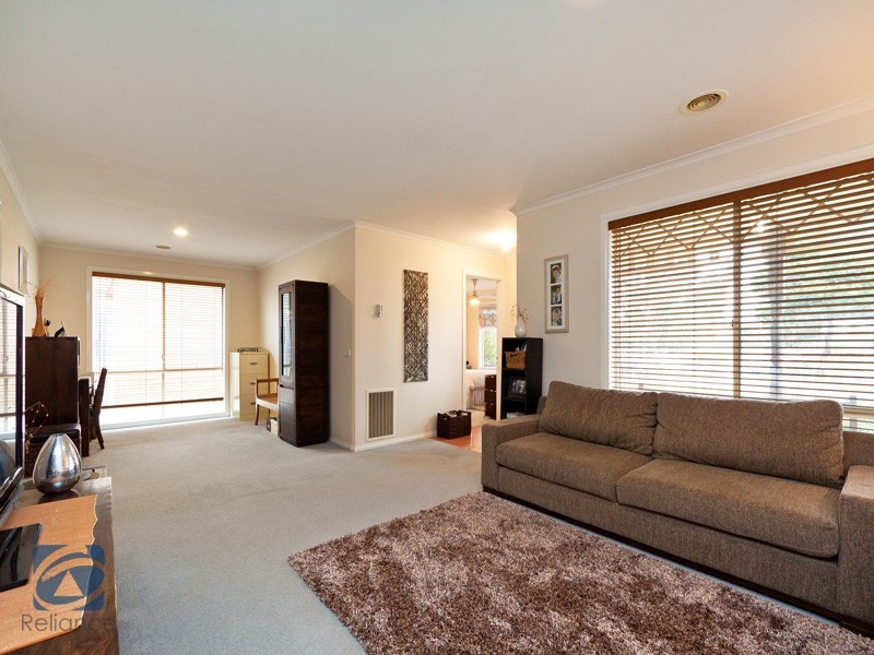 36 Hutchinson Drive, Lynbrook VIC 3975