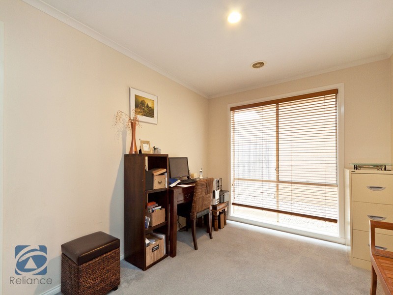 36 Hutchinson Drive, Lynbrook VIC 3975