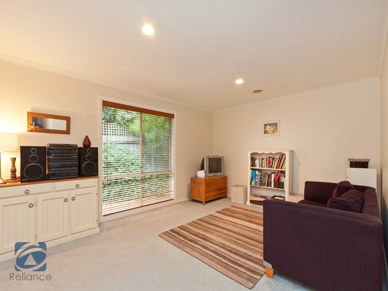 36 Hutchinson Drive, Lynbrook VIC 3975