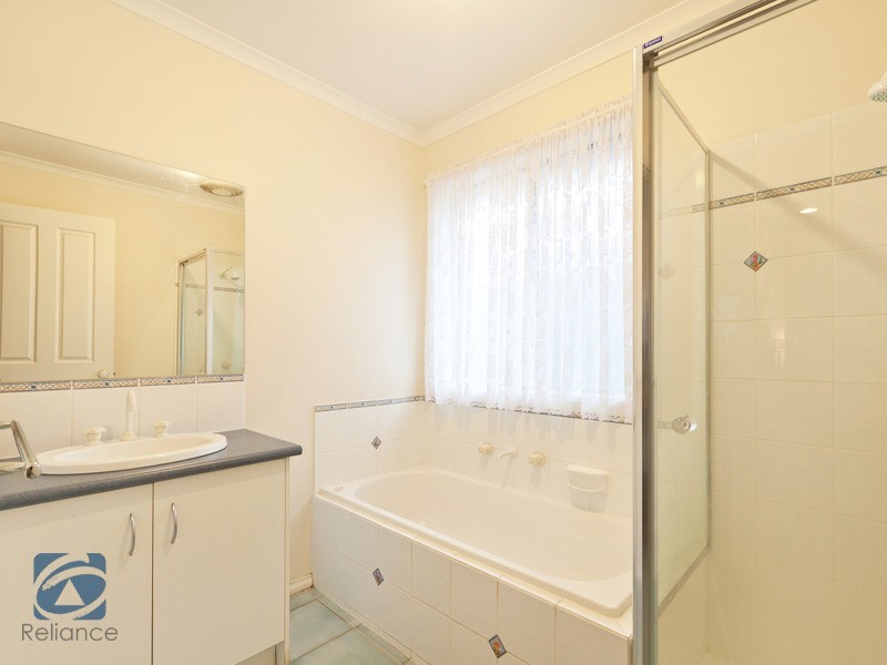 36 Hutchinson Drive, Lynbrook VIC 3975