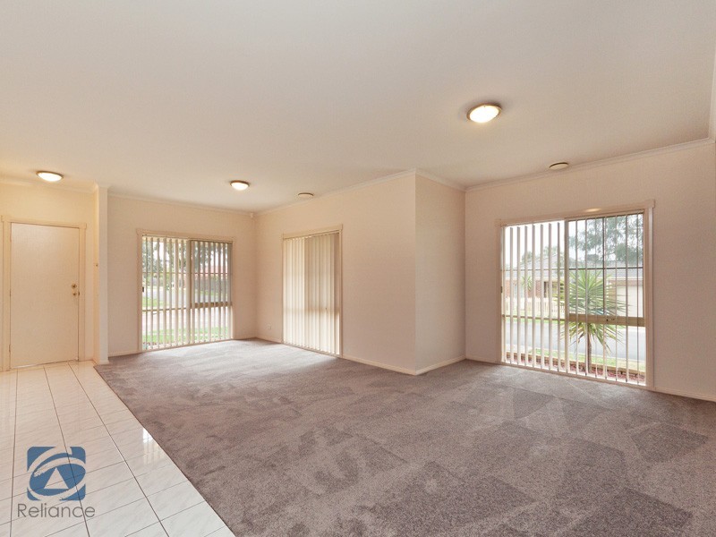 32 Cato Parkway, Lynbrook VIC 3975