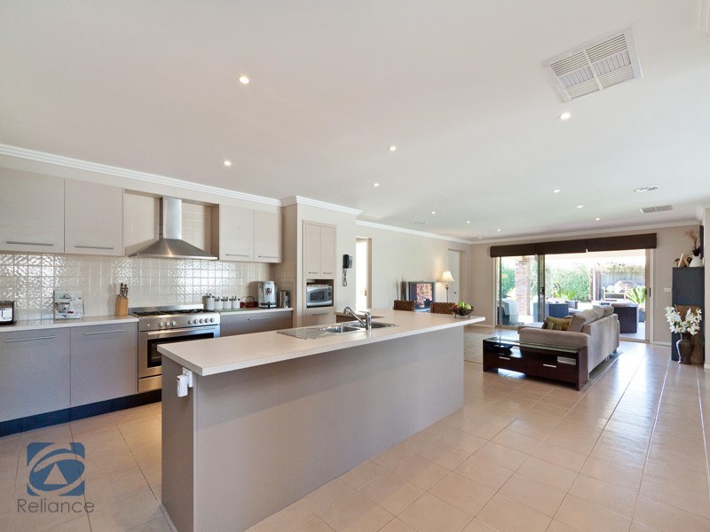 31 Eldershaw Drive, Lynbrook VIC 3975