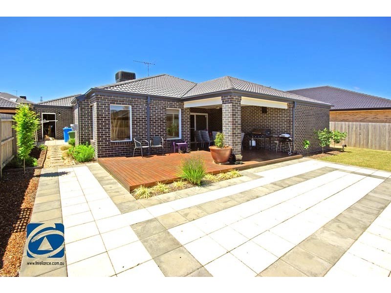 3 Boldrewood Place, Lynbrook VIC 3975