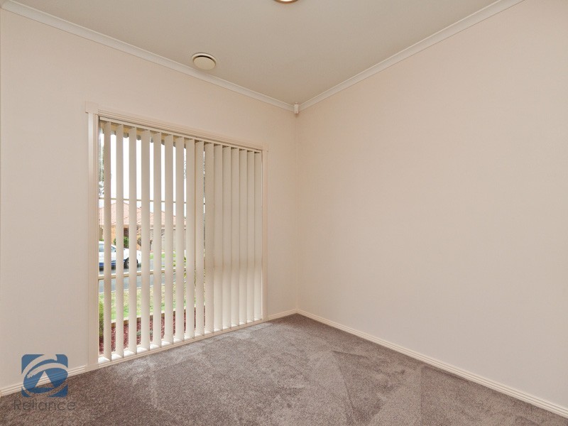 32 Cato Parkway, Lynbrook VIC 3975