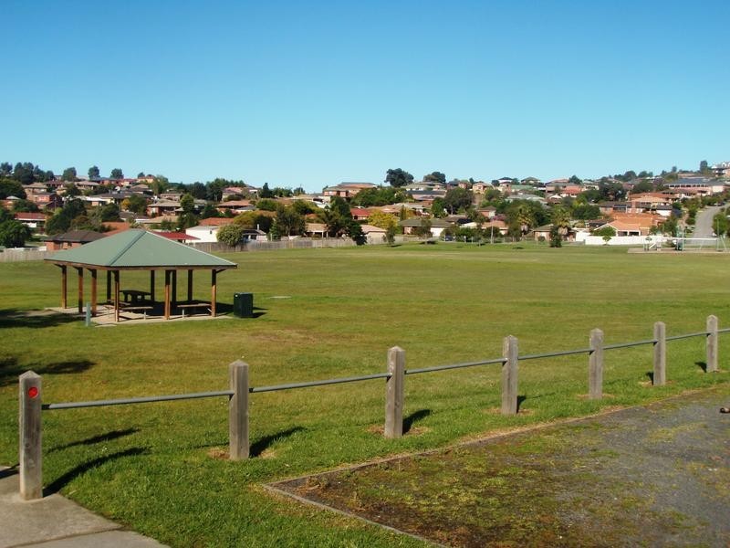 1/1-5 Meaby Drive, Pakenham VIC 3810