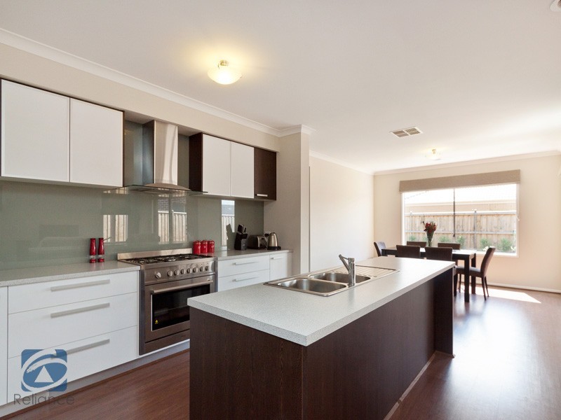 10 Honeybark Crescent, Lyndhurst VIC 3975