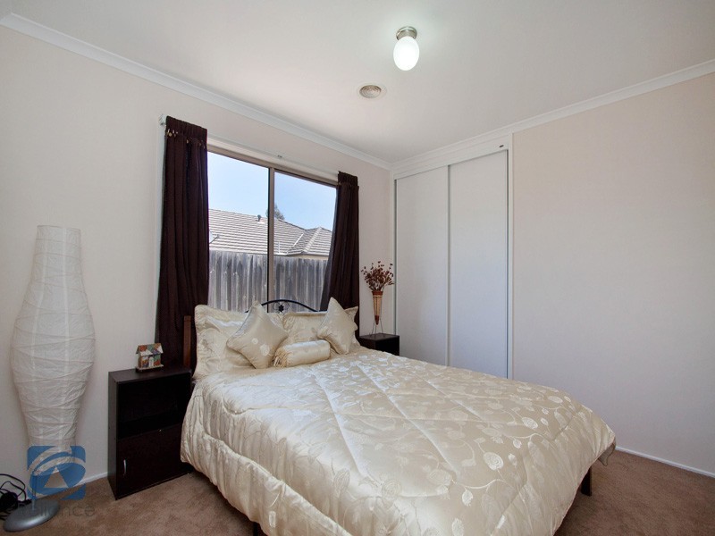 39 Henry Lawson Drive, Lynbrook VIC 3975