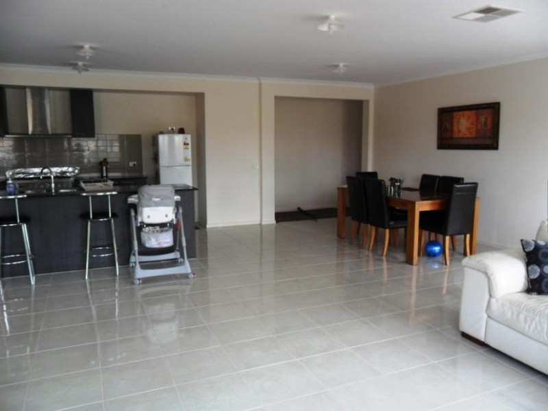 25 Bowyer Avenue, Cranbourne East VIC 3977