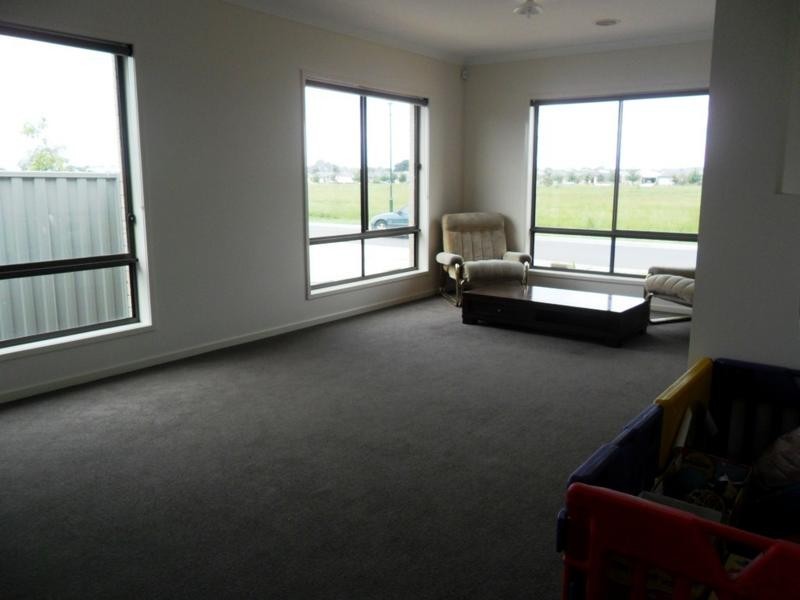 25 Bowyer Avenue, Cranbourne East VIC 3977