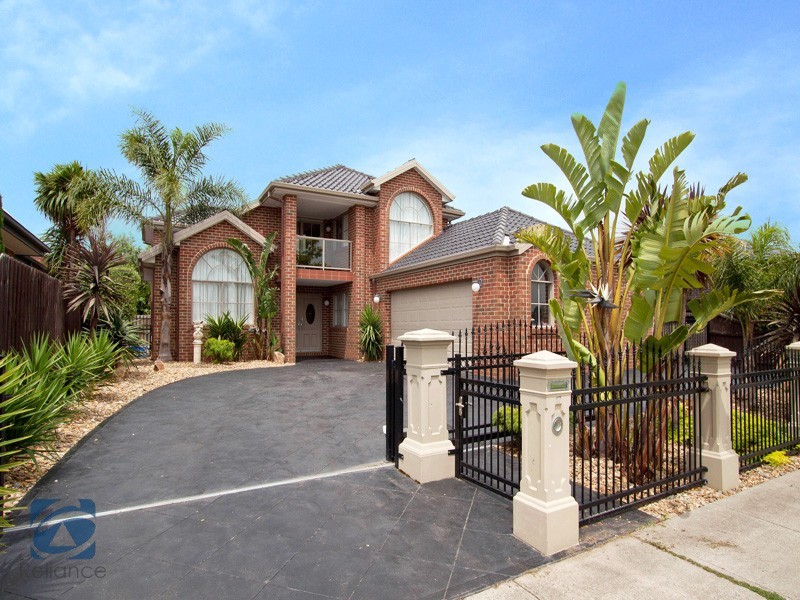 17 Golden Grove Drive, Narre Warren South VIC 3805