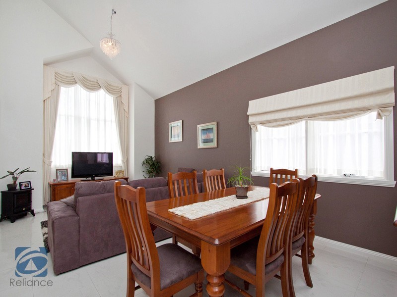 17 Golden Grove Drive, Narre Warren South VIC 3805