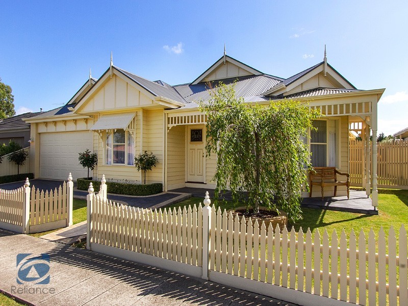 108 Hutchinson Drive, Lynbrook VIC 3975
