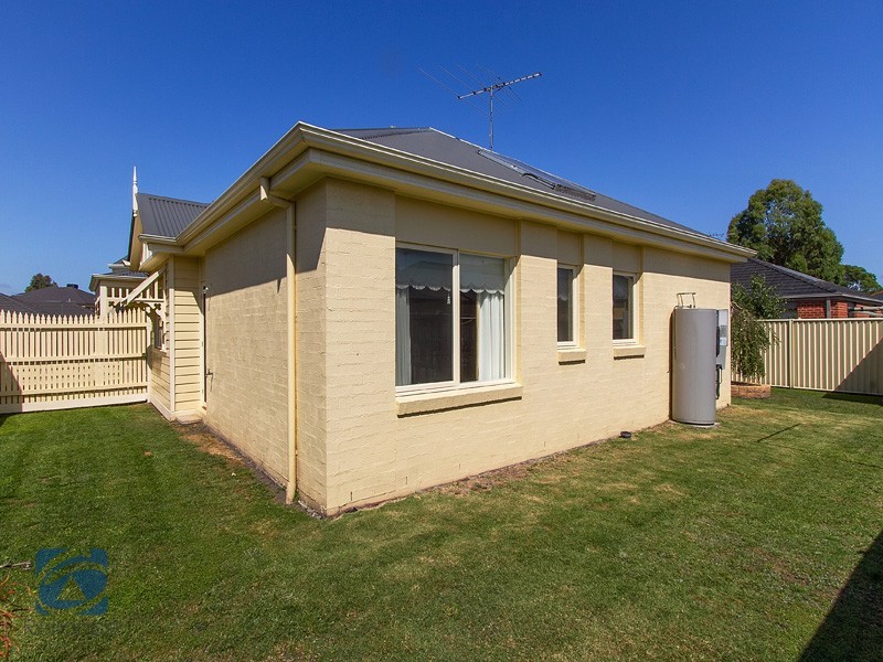 108 Hutchinson Drive, Lynbrook VIC 3975