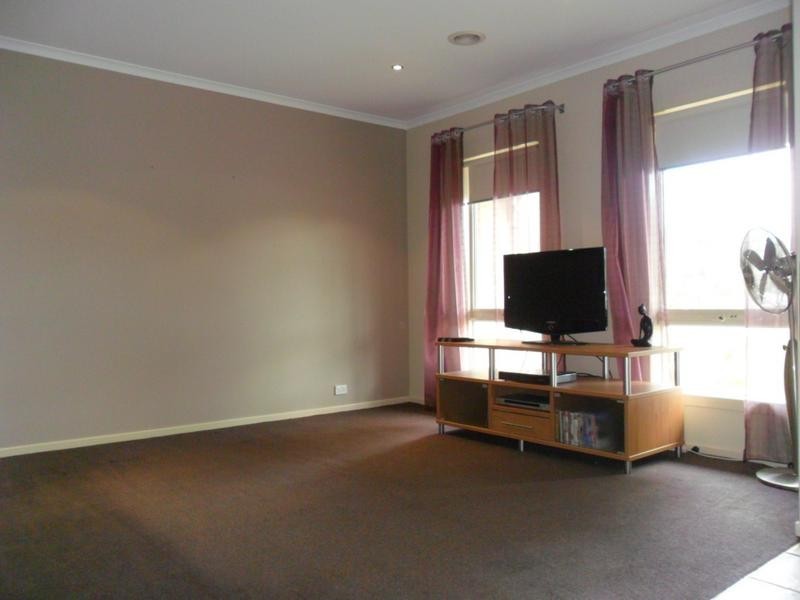 8 Moreton Bay Boulevard, Lyndhurst VIC 3975