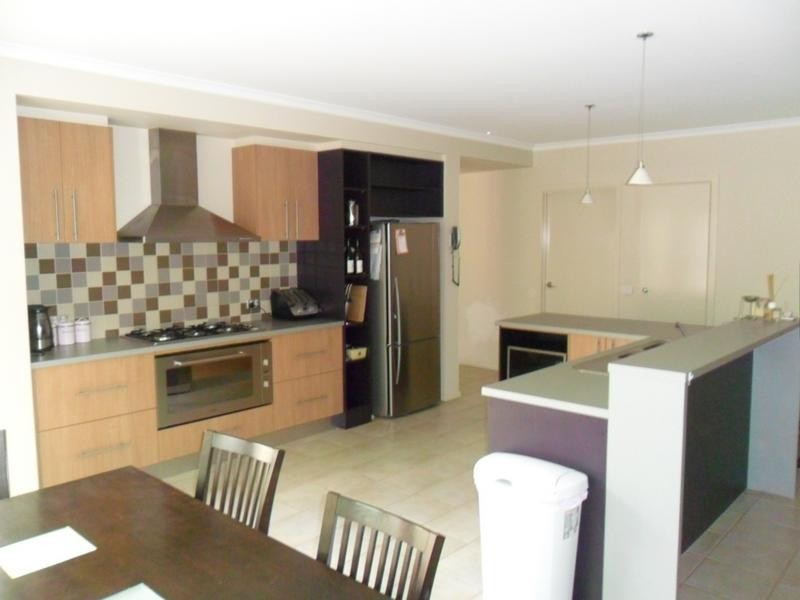 8 Moreton Bay Boulevard, Lyndhurst VIC 3975