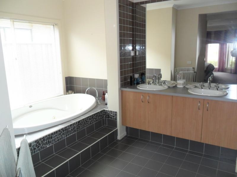 8 Moreton Bay Boulevard, Lyndhurst VIC 3975