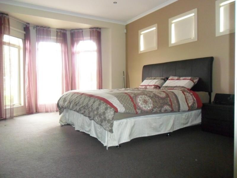 8 Moreton Bay Boulevard, Lyndhurst VIC 3975