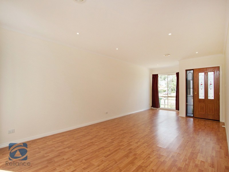 2 Ratcliffe Way, Lynbrook VIC 3975