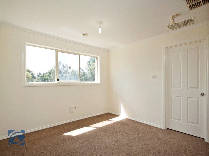 2 Ratcliffe Way, Lynbrook VIC 3975