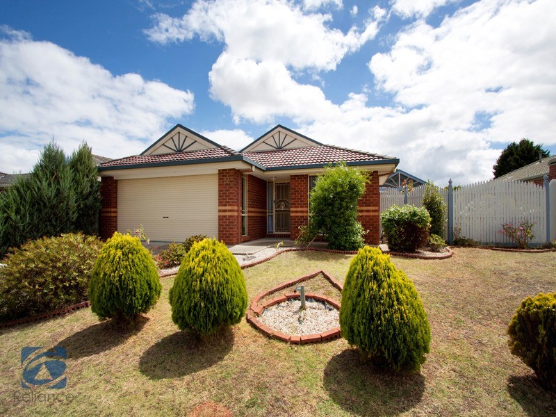 22 Elanora Way, Hampton Park VIC 3976