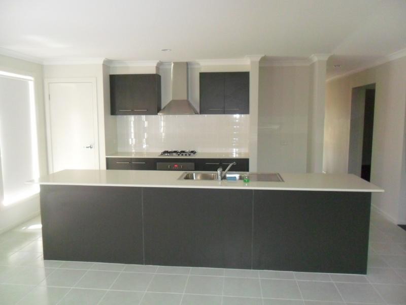 13 Boldrewood Place, Lynbrook VIC 3975