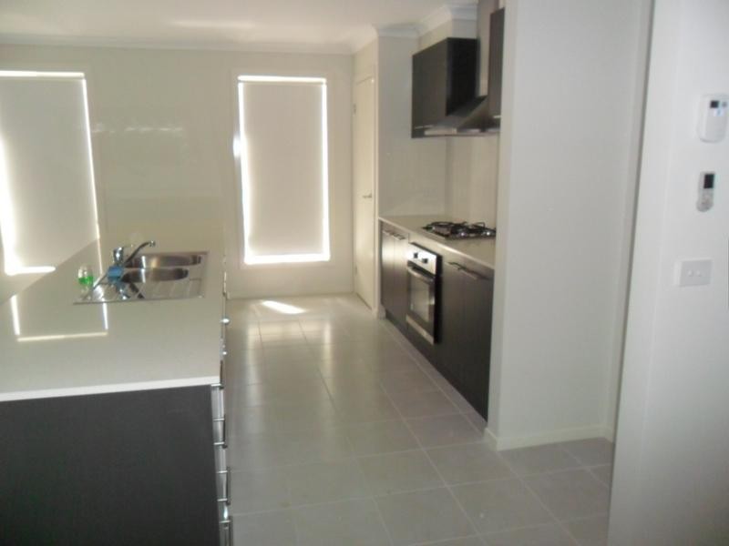 13 Boldrewood Place, Lynbrook VIC 3975