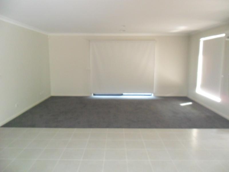 13 Boldrewood Place, Lynbrook VIC 3975