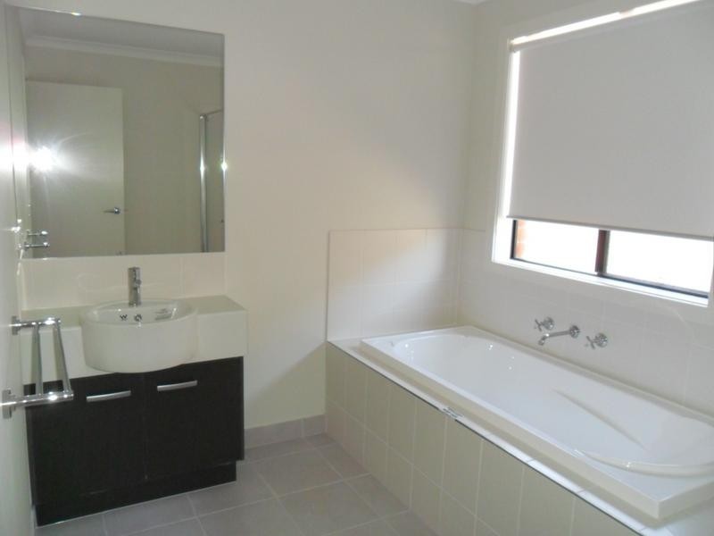 13 Boldrewood Place, Lynbrook VIC 3975